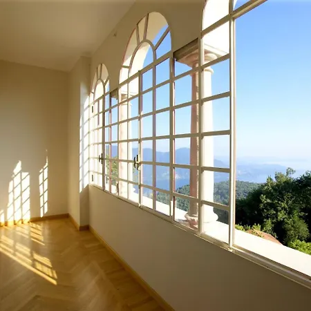 Luxurious In Italian Lakes Region With Pool Vila